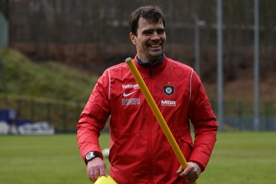 Mit Spaß an der Arbeit: Interimstrainer Jörg Emmerich. Der Ex-Profi deutete am Donnerstag an, in Zukunft selbst einen Fußballlehrerschein machen zu wollen.
