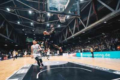 Spektakel in der Messe: Niners-Spieler Isiaha Mike setzt zum Dunking gegen den FC Bayern München an. 