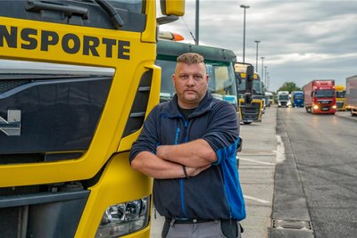 Lkw-Fahrer Dennis Fröllie auf dem Rastplatz Dresdner Tor, einem der überfülltesten Autobahnparkplätze Sachsens.
