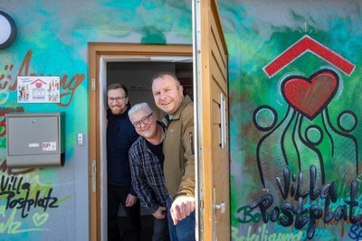 Sind froh, dass sie die „Villa“ wieder aufsperren können: Bürgermeister Tobias Kämpf, Frank Zabel vom Präventionsrat und Pfarrer Andreas Vödisch.