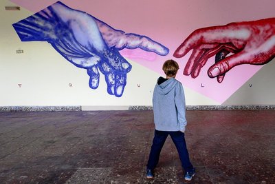 Die Hände hat Künstler Bond Truluv mit Spezialhandschuhen aufgebracht.