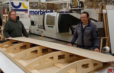Ronny Janich (rechts) und Jörg Weißbach von der Firma Seiwo bereiten ein weiteres Holzelement für das Deutsche Museum in München vor. Ihm werden noch viele weitere folgen.