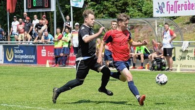 Die Bockauer - hier schirmt Kapitän Ernst Döschner (rechts) den Ball vor Grünstädtels Kenny Hellmich ab - setzten sich in einem hitzigen Finale die Krone des Kreisklassenpokals auf. 