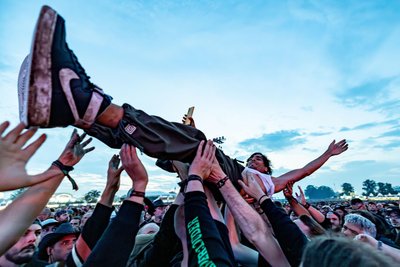 Lebensfreude pur: Festivalbesucher auf dem Wacken Open Air vor den Bühnen. Das WOA gilt als größtes Heavy-Metal-Festival der Welt.