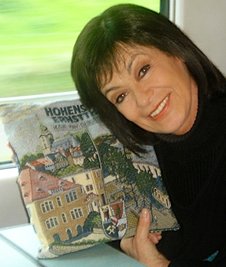Auf eine Zugfahrt 2007 hatte Marie Versini ein Schlummerkissen aus dem Hohensteiner Textil- und Rennsportmuseum mitgenommen. 