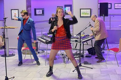 Die Band Der Elektrofuzzy and the Black Frogs mit Alfred Mogelseng, Jochen Phalluske (links) Abigail Kessler.