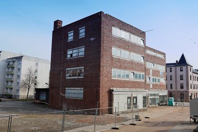 Das Kaufhaus Schocken in Crimmitschau wird derzeit saniert. Im kommenden Jahr soll neben der Stadtbibliothek ein Eiscafé und Restaurant einziehen, zudem sind Arztpraxen und Lofts geplant. 