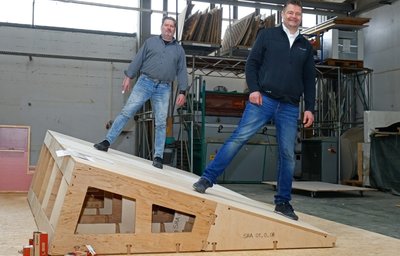 Daraus wird einmal ein schiefer Raum. Jan Wabst (vorn) und Frank Ebert testen den Fußboden schon mal aus.