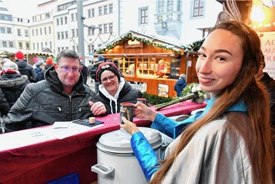 Der Christmarkt am Obermarkt gehört zu Freiberg einfach dazu und ist ein Besuchermagnet. Silberstadt-Königin Celine schenkte Glühwein aus.