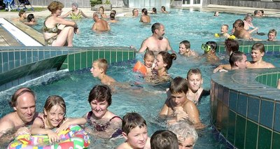 
              <p class="artikelinhalt">Riesenandrang - wie auf diesem Bild aus dem Jahr 2001 - hat es vergangenes Jahr im Adorfer Waldbad nicht gegeben. Die Stadt hofft ab 31. Mai auf eine bessere Saison. </p>
            