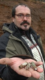 
              <p class="artikelinhalt">Christian Hanisch mit den drei gefundenen Patronenhülsen.</p>
            