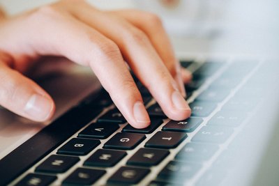 3. Eine falsche Anrede - Wenden Sie sich an einen konkreten Ansprechpartner, und vermeiden Sie allgemeine Formulierungen wie "Sehr geehrte Damen und Herren,...".