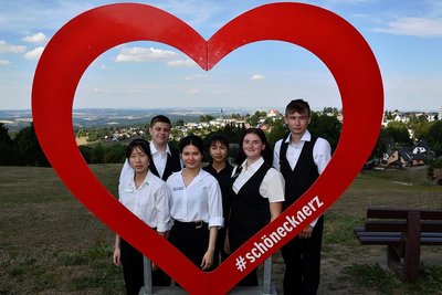 Das sind die neuen Lehrlinge im Ifa-Hotel Schöneck. Von links: Thi Cam Nhung (Restaurantfachfrau), Fabian Leupold (Hotelfachmann), Gia Han Le (Restaurantfachfrau), Nhu Huynh Nguyen (Restaurantfachfrau), Hannah Seidel (Hotelfachfrau) und Jason Kupfer (Kaufmann für Büromanagement).