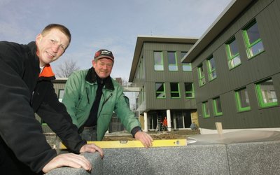 
              <p class="artikelinhalt">M&S-Firmenchef Bernd Märtner (links) begutachtet gemeinsam mit Thomas Kuhn den Fortschritt auf dem Außengelände. Da wären unter anderem Pflasterarbeiten zu erledigen, die Treppenaufgänge müssen gemacht und das Gelände muss bepflanzt werden. </p>
            