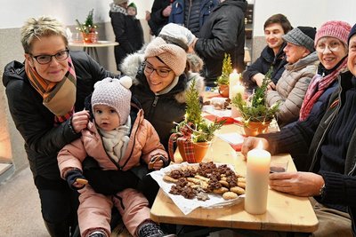 Simone Schöne (v. l.), Michele Schmuck mit Mariella und Bertram Staeber sind gerne auf dem kleinen Adventsmarkt an der Schönlebestraße.
