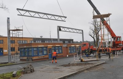
              <p class="artikelinhalt">Die Anlage am Donnerstag mit Resten des abgerissenen Schleppdachs.</p>
            