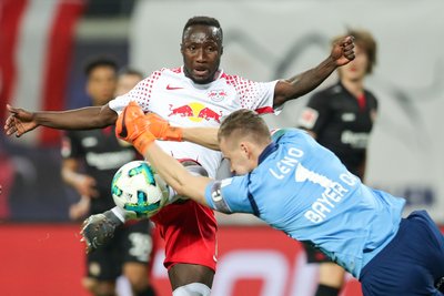 Leipzigs Naby Deco Keita (l) und Leverkusens Torwart Bernd Leno im Zweikampf.