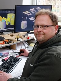 Jörg Weißbach konstruiert die Teile am Computer.