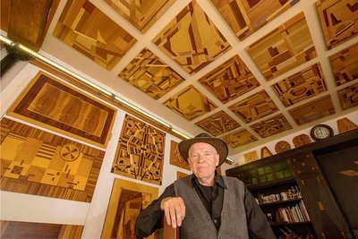 Wolfram Ketzel in seinem Ausstellungsraum an der Plauener Bleichstraße. Hier bewahrt der Holzkünstler alle seine Werke auf.