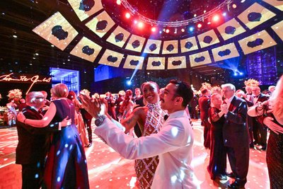 Im Jahr der Kulturhauptstadt steht der Chemnitzer Opernball unter dem Motto „Viva L’Europa“. Die knapp 900 Besucherinnen und Besucher erlebten eine rauschende Ballnacht.