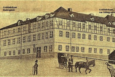 Die Oehlersche Fabrik nach einem alten Bild. Der Abriss für das Kaufhaus erfolgte bis zur starken Linie. Der verbleibende Gebäudeteil verschwand nach 1933. 
