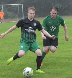 Joey Schubert (links) setzt sich im Zweikampf gegen Burkhardtsdorfs Maximilian Klinksiek durch. Der Thalheimer erzielte den goldenen Treffer für seine Mannschaft. 