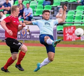 Mit seinem 23. Saisontor ließ Kevin Werner (rechts), hier zu sehen gegen die SG Dresden Striesen, Tony Schmidt (Laubegast/20) und Dawid Wieckiewitz (Oderwitz/19) in der Torjägerliste hinter sich. 