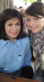 Marie Versini mit der Lichtensteiner Bibliotheksleiterin Katrin Hisslinger, Urenkelin von Hans Zesewitz, bei einem Treffen in Bamberg. 