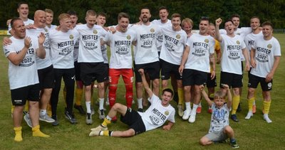 Der VfB Auerbach II bejubelt nach dem 2:0-Sieg in Irfersgrün die Meisterschaft in der Fußball-Vogtlandliga.