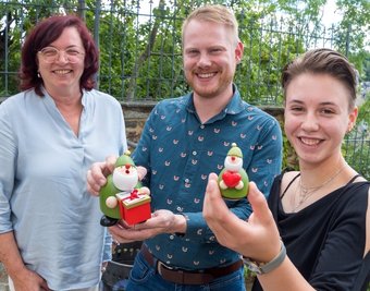 Zwei "Picus"-Holzfiguren bekam Sarina Haustein von Ulrike Harzer (links) und Frederic Günther für ihren Auslandsaufenthalt geschenkt. 