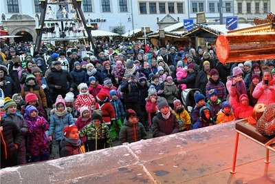 Lysann und Joline vom Weihnachtszirkus Piccolino zeigen ihr Können auf er Bühne am Obermarkt.