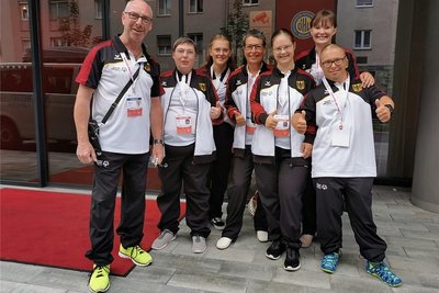 Im Foto ist die deutsche Delegation festgehalten. Von links: Jörg Dünnebier, Loreen Hüfner, Lilian Tröger, Steffi Pausch, Patricia Schramm, Madeleine Mothes und Daniel Pausch. 