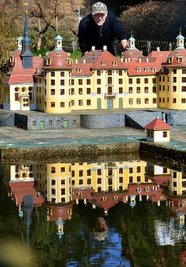 Seit Jahrzehnten im Einsatz: Vereinsvorsitzender Horst Drichelt hinter Schloss Moritzburg.