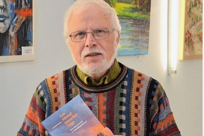 Joachim Krause mit der neuen Auflage von "Am Abend mancher Tage". 