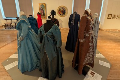 Schätze auf Schloss Rochsburg: Die neue Sonderausstellung zeigt Gemälde, Plastiken, Möbel und sehr viel Mode aus der Stiftung des Sammlers August Ohm.