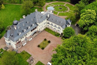 Das Schloss Wolfsbrunn hat einst Karl-Georg Wolf erbauen lassen. In Oelsnitz spielte dieser eine große Rolle für das Bergbauunternehmen Gewerkschaft Deutschland. 