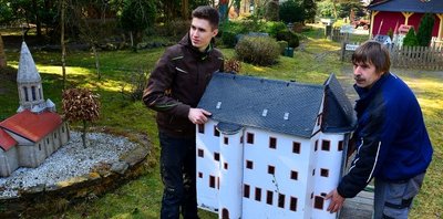 Arbeitseinsatz im Klein-Erzgebirge: Lucas Holland-Jobb (l.) und René Kahlke bauten am Samstagmorgen in Oederan die Burg Scharfenstein aus sieben Teilen auf. 