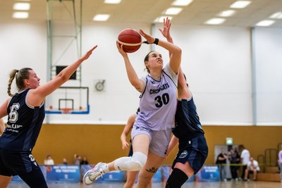Erin Stroberg (am Ball) legte bei ihrem letzten Auftritt für die Chemcats ein Double-Double (zweistellig bei den Punkten und Rebounds) aufs Parkett.