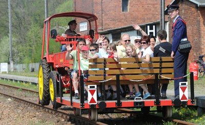 
              <p class="artikelinhalt">Voll besetzt war am Karfreitag die Draisine der Markersdorfer Eisenbahnfreunde auf allen Fahrten. Vereinsvorsitzender Robin Helmert (re.) begleitete die Fahrgäste nach Neuschweizerthal, wo für die Kinder Ostereier versteckt waren. Als Maschinist steuerte sein Stellvertreter Steffen Hedrich den Schienentraktor.  </p>
            