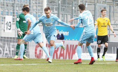 Torjubel nach dem Treffer zum 1:1-Ausgleich durch Torschütze Mikko Sumosalo (Chemnitz, links), hier mit Tom Baumgart. Trotzdem verlor der Club die Partie.