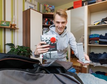 Manuel Grummt in seinem Zimmer in Neudorf. Er liest gerne und nimmt mehrere Bücher mit in die Vereinigten Staaten. 