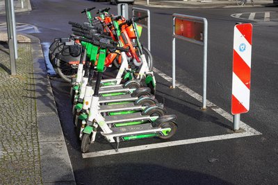 Wie in Berlin sollen auch in Chemnitz Stellflächen für E-Scooter geschaffen werden.