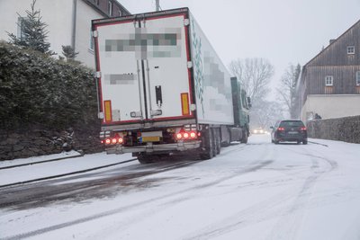 In Weißenborn bei Freiberg blieb dieser Laster auf der Freiberger Straße hängen.