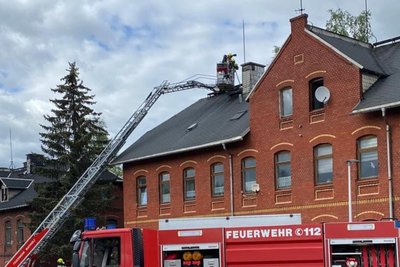 Der Löschangriff erfolgt in einem solchen Fall auch über die Drehleiter.