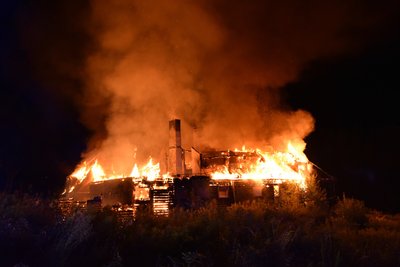 Das ehemalige Ferienheim in Olbernhau ist am Sonntagabend ein Raub der Flammen geworden.