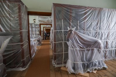 Ungewohnter Anblick: Vitrinen und Exponate im historischen Teil des Kabinetts befinden sich hinter Schutzfolien.