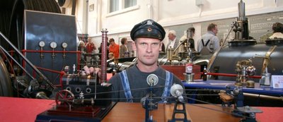 
              <p class="artikelinhalt">Maik Frede aus Radebeul präsentierte stolz ein von ihm gebautes Modell. Im Hintergrund ist ein Teil der alten Dampfmaschine des Museums zu sehen. Rund um die 100 Jahre alte Anlage wurden etliche Modelle platziert. Weitere Exemplare konnten die Besucher im Haupthaus bewundern. </p>
            