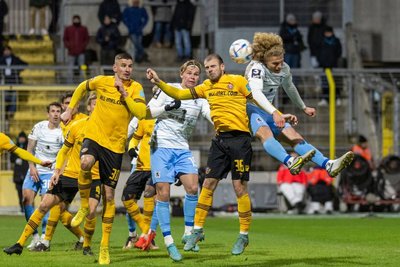 Zum Kopfball-Duell stiegen in dieser Szene Dresdens Stefan Kutschke (l.) und Max Kulke sowie die beiden Löwenspieler Fynn Lakenmacher (2. v. l.) und Jasper Verlaat auf.