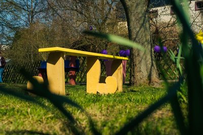 „Juliana“ und „Marjetka“ heißen die neue Sitzgelegenheiten in Adorf, die am 12. April eingeweiht wurden. Am 3. Mai kommt das Projekt „Schlaf Schön!“ dazu.