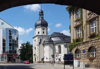 Auch bei der Luthergemeinde in Plauen fallen zunächst Gottesdienste, Gruppen, Kreisen und Chorproben aus, wie die Gemeinde auf ihrem Internetauftritt informiert.